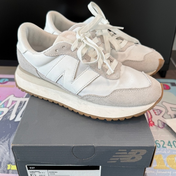 New Balance Femmes With Small Platform - size 6.5 - Picture 1 of 10